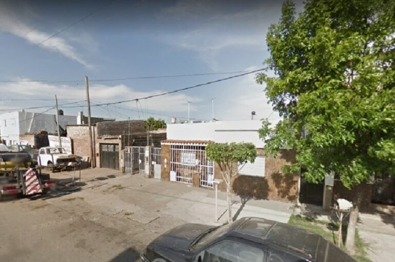 El martes varios llamados al 911 denunciaron que del interior de una vivienda de pasillo ubicada sobre Lavalle al 3.600 emanaba olor nauseabundo. Google Street View.