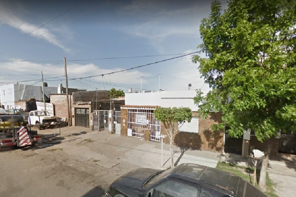 El martes varios llamados al 911 denunciaron que del interior de una vivienda de pasillo ubicada sobre Lavalle al 3.600 emanaba olor nauseabundo. Google Street View.