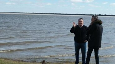 El senador Felipe Michlig y el secretario Alejandro Grandinetti visitaron la laguna La Verde. Gentileza.