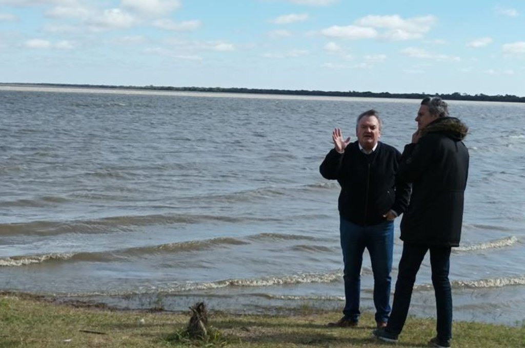 El senador Felipe Michlig y el secretario Alejandro Grandinetti visitaron la laguna La Verde. Gentileza.