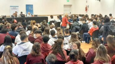 La charla del escritor Alejandro Parisi tuvo lugar en el Centro de Convenciones de Villaguay y contó con la participación de alumnos de escuelas villaguayenses y del resto del Departamento.