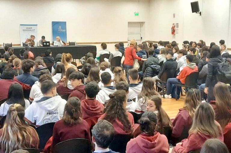 La charla del escritor Alejandro Parisi tuvo lugar en el Centro de Convenciones de Villaguay y contó con la participación de alumnos de escuelas villaguayenses y del resto del Departamento.