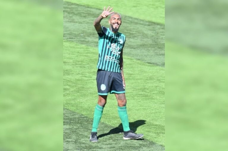 Octavio Retamoso festeja su cuarto gol durante el fin de semana pasado en su nuevo equipo