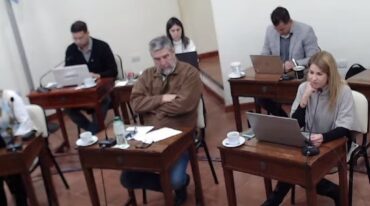 La concejala Capparelli sentada adelante