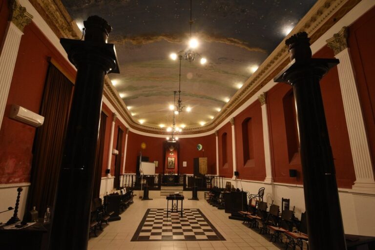 Templo. Este es el lugar en el que desde hace casi un siglo y medio se realizan las ceremonias masónicas en la ciudad de Santa Fe. Mauricio Garín