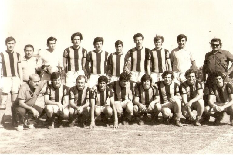 Campeón en fútbol. El equipo que se quedó con el trofeo de la Liga Rafaelina 1972. Gentileza: prensa Libertad.