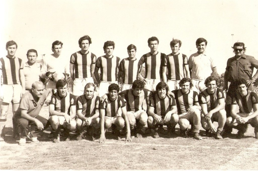 Campeón en fútbol. El equipo que se quedó con el trofeo de la Liga Rafaelina 1972. Gentileza: prensa Libertad.