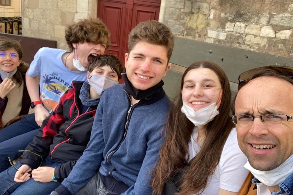 Ana Confalonieri junto a su "familia" francesa.