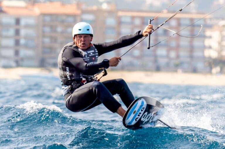 El paranaense Federico Aguilar continúa haciendo historia en una espectacular carrera en el mundo del kite.  Toni Forqués