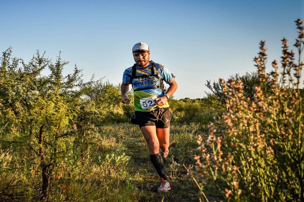 Lucio Galván en su faceta de corredor de trail running. La disciplina que lo contactó con la naturaleza y lo remitió a sus fuentes.
