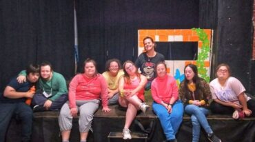 Florencia junto a sus alumnos de teatro.