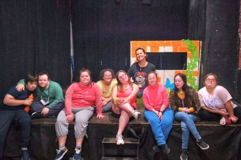 Florencia junto a sus alumnos de teatro.