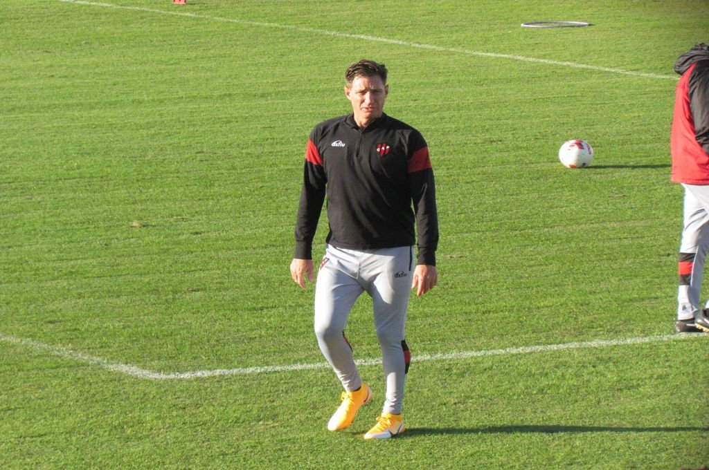 Facundo Sava comenzó a pensar en el arranque del torneo y probó sus primeros equipos de cara al debut contra Vélez. FOTO: Gabriel Obelar