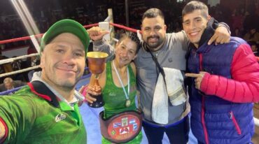 González posa con al cinturón y la copa. Junto a ella