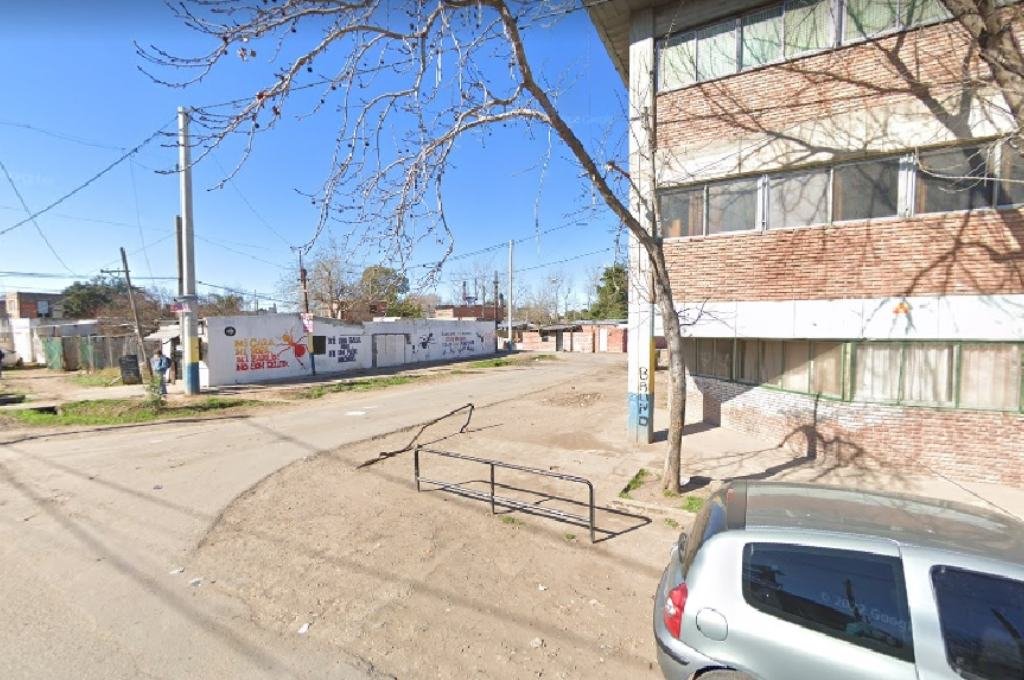 En la esquina de Aldao y Humberto Primo  estacionó un utilitario. Unos pocos segundos después