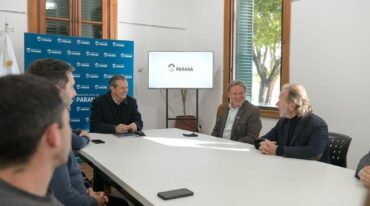 Representantes de la empresa asesora y el intendente Adán Bahl se reunieron en Paraná.