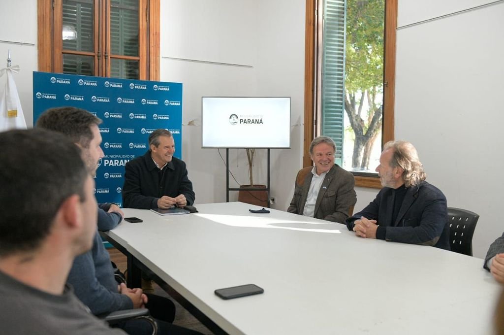 Representantes de la empresa asesora y el intendente Adán Bahl se reunieron en Paraná.