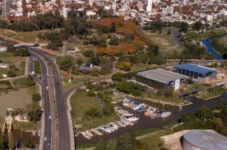 La vista del arroyo Ludueña desde los galpones al río