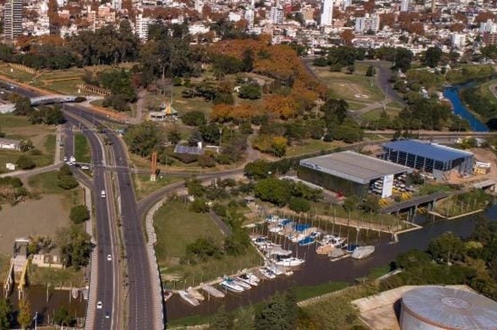 La vista del arroyo Ludueña desde los galpones al río