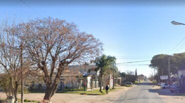 La víctima al llegar a la esquina de Temporelli y Buenos Aires cayó al piso y quedó tendido hasta que unos minutos después aparecieron varios familiares. Google Street View.