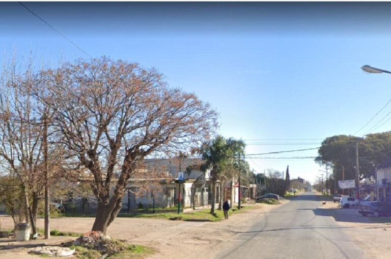 La víctima al llegar a la esquina de Temporelli y Buenos Aires cayó al piso y quedó tendido hasta que unos minutos después aparecieron varios familiares. Google Street View.