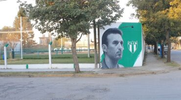 Ídolo absoluto. La imagen de Scaloni inmortalizada en una de las paredes del club que lo vio nacer. Mirador Provincial
