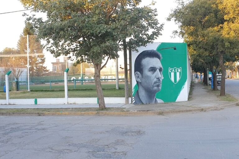 Ídolo absoluto. La imagen de Scaloni inmortalizada en una de las paredes del club que lo vio nacer. Mirador Provincial