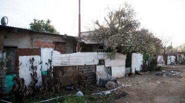 Personas que circulaban en un automóvil efectuaron múltiples disparos contra varias personas que estaban en la puerta de una vivienda ubicada en inmediaciones de Mitre y 9 de Julio. Marcelo Manera.