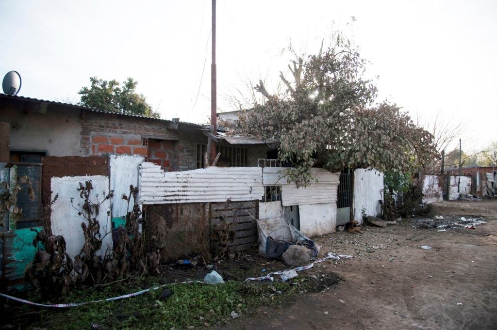 Personas que circulaban en un automóvil efectuaron múltiples disparos contra varias personas que estaban en la puerta de una vivienda ubicada en inmediaciones de Mitre y 9 de Julio. Marcelo Manera.