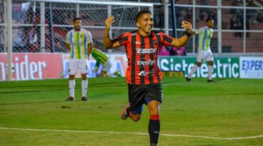 ¿Centro o tiro al arco? Lo concreto que Cobos marcó un gol importante para el futuro Santo.  Prensa Patronato