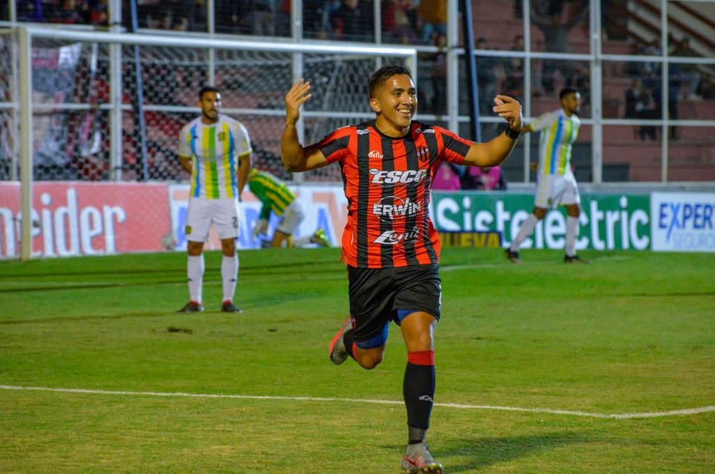 ¿Centro o tiro al arco? Lo concreto que Cobos marcó un gol importante para el futuro Santo.  Prensa Patronato