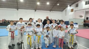 Los taekwondistas paranaenses que participaron del certamen en Rafaela.