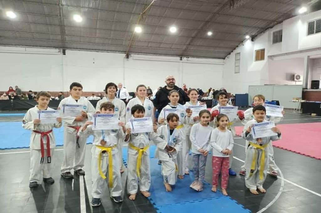 Los taekwondistas paranaenses que participaron del certamen en Rafaela.