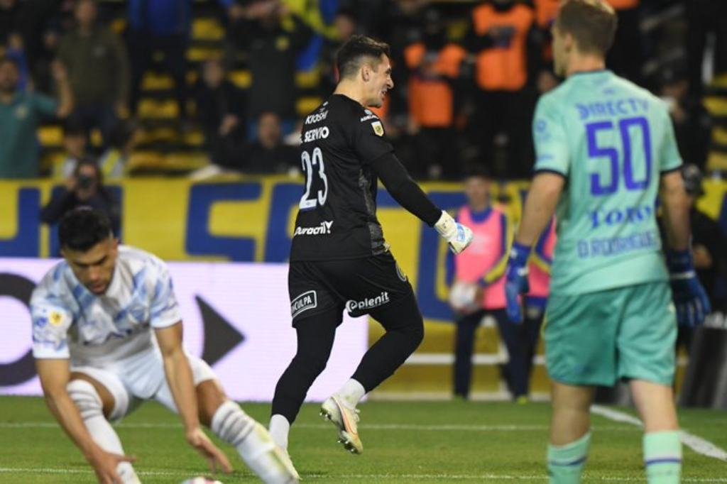 Servio convirtió de penal y festeja su gol