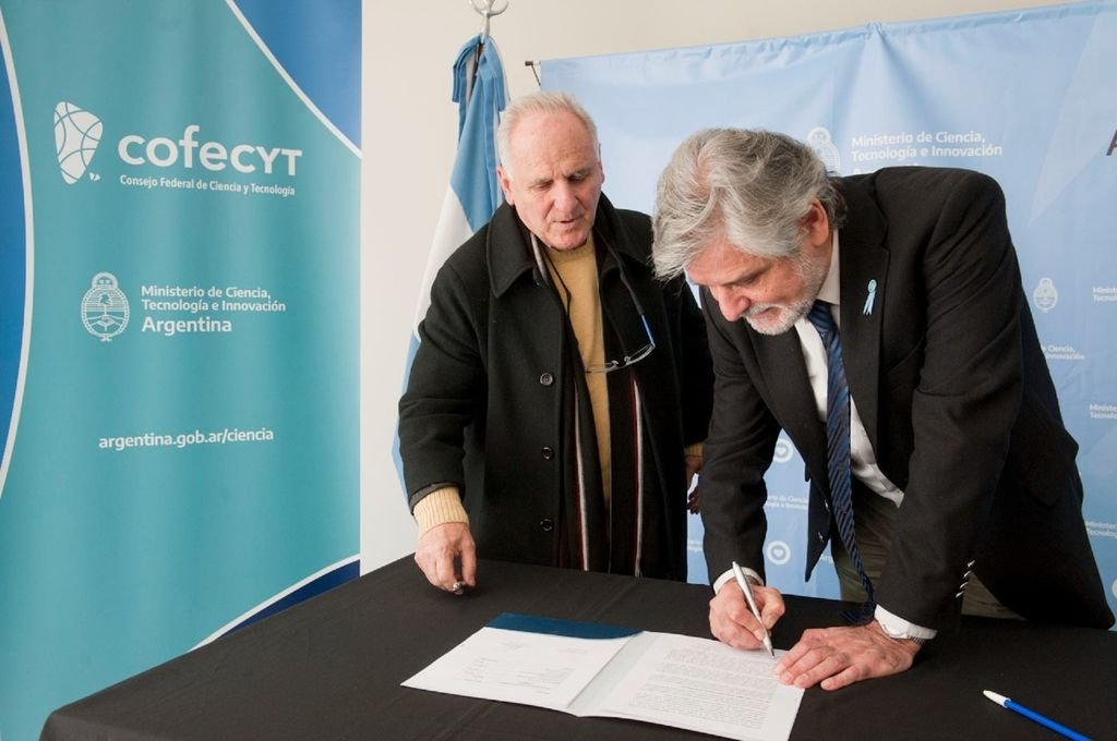 Jorge Gerard y Daniel Filmus suscribieron el convenio.