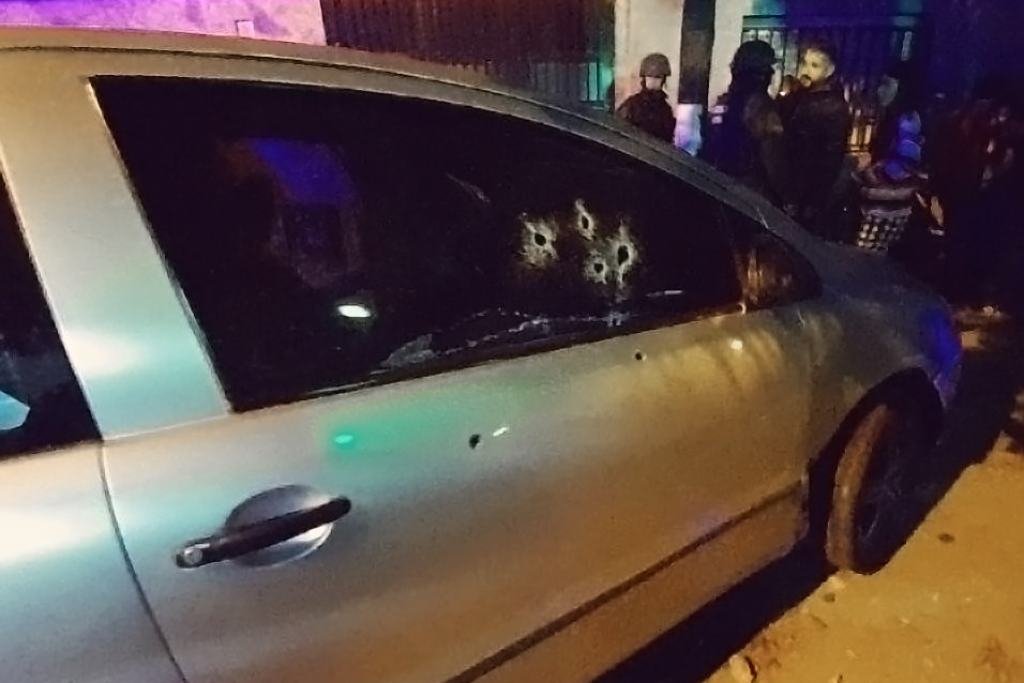 Un automóvil VW Fox gris fue atacado a tiros en inmediaciones de De la Salle al 5.800. Gentileza: Cadena 3.
