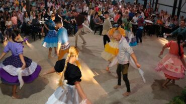 Las danzas y la música tradicional son parte del festejo en el que se rememora la fundación de la Colonia y la memoria de los inmigrantes que llegaron desde la alta montaña. FOTO: Gentileza Municipalidad de San José