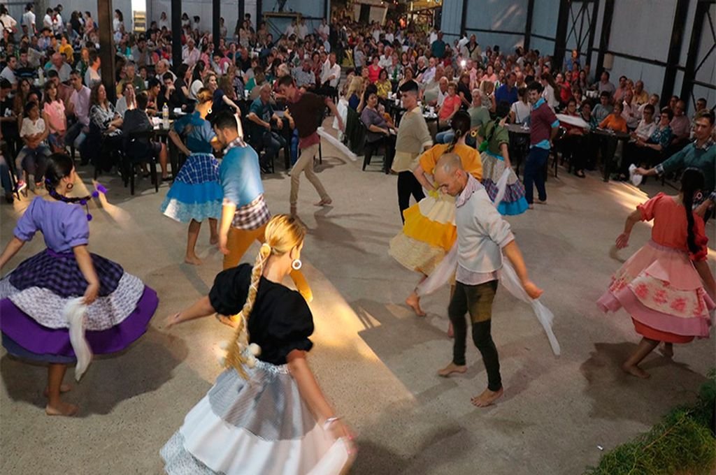 Las danzas y la música tradicional son parte del festejo en el que se rememora la fundación de la Colonia y la memoria de los inmigrantes que llegaron desde la alta montaña. FOTO: Gentileza Municipalidad de San José