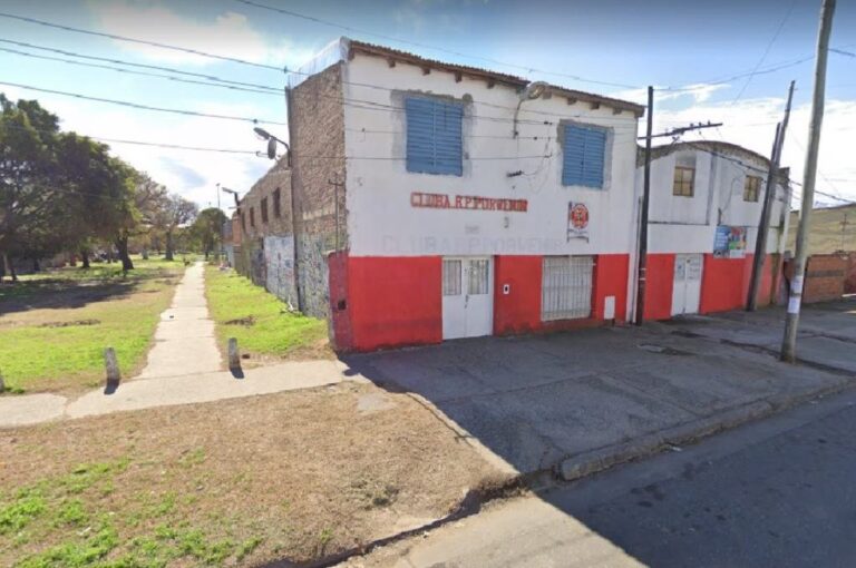 El ataque se produjo en la puerta del Club El Porvenir. Google Street View.