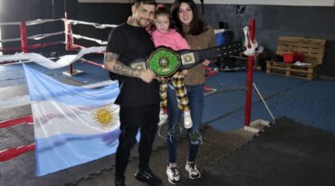 En familia y feliz. El flamante deportista junto a su pequeña y su señora.
