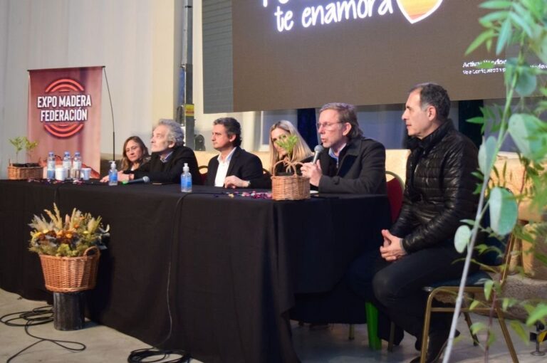 Intendentes del norte de la Costa del Uruguay coincidieron con autoridades provinciales en avanzar en propuestas de políticas públicas que incrementen la construcción de viviendas de madera.