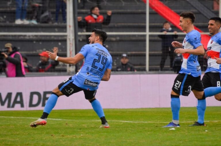 Patronato festejó nuevamente en Paraná ante el Rojo con doblete de Axel Rodróguez