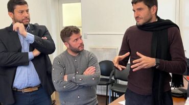 Gabriel Chumpitaz y Juan Cruz Cándido escuchan con atención el planteo de Maximiliano Pullaro. Gentileza.
