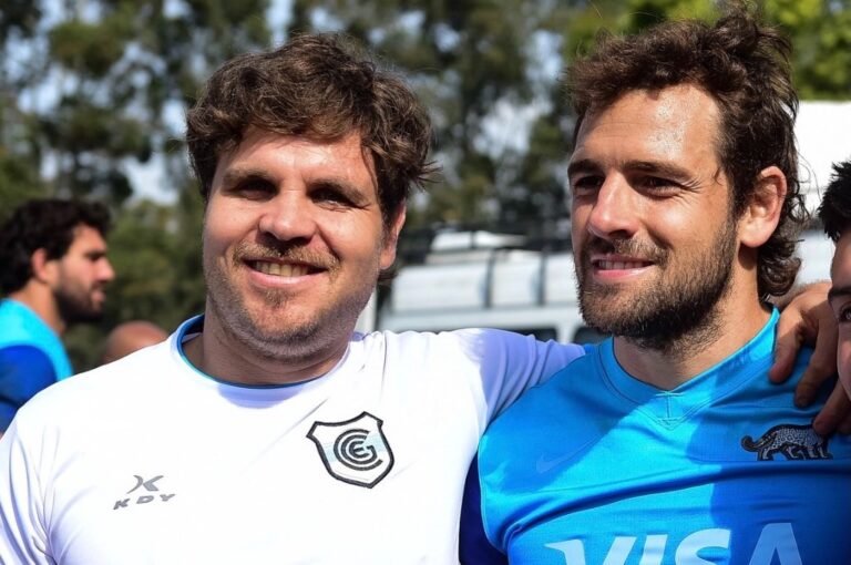 El paranaense Boutet denota su alegría al posar para la posteridad junto al tucumano Nicolás Sánchez