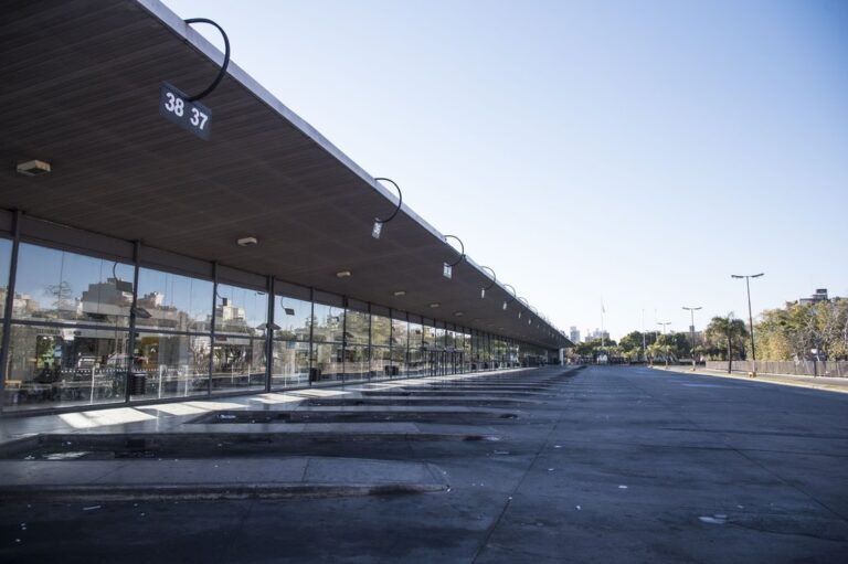 La terminal de ómnibus Mariano Moreno aún espera ser remodelada.  Archivo/Marcelo Manera