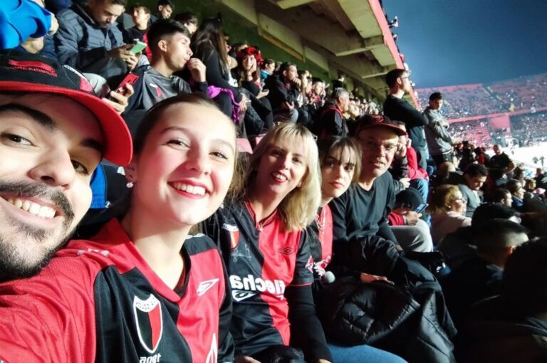 Sofia con su familia alentando a Colón en Santa Fe. Gentileza