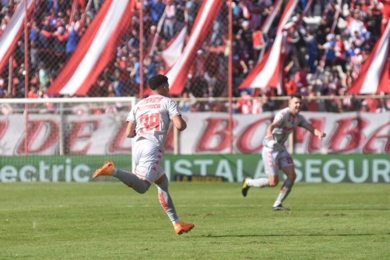 Machuca festeja su gol