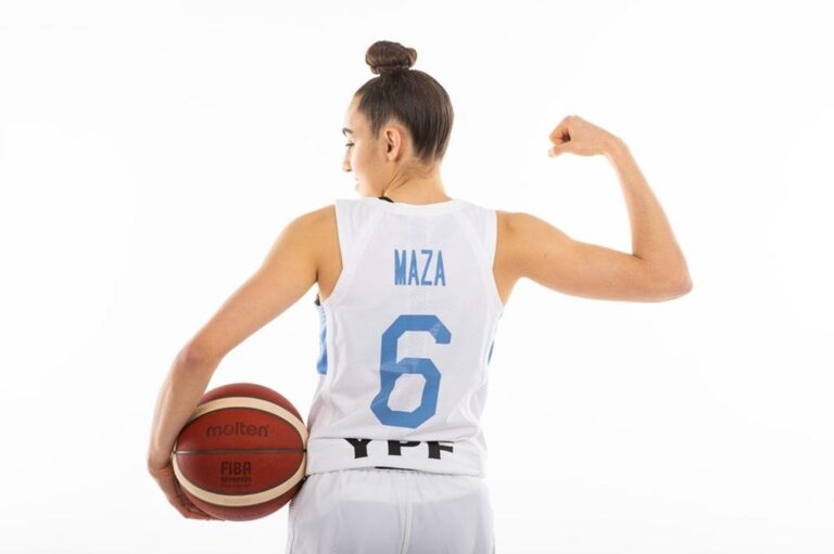 La ilusión de Milagros Maza con la camiseta nacional. Gentileza.