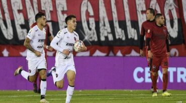 Patronato en la última pelota del partido igualó un partido complicado ante Newells en Rosario.