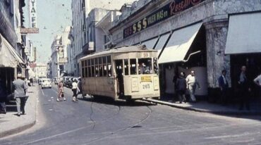 En un soleado mediodía del verano de 1960 un venerable coche de la original flota belga de tranvías que desde hace más de medio siglo transita día a día las calles rosarinas. Gentileza.